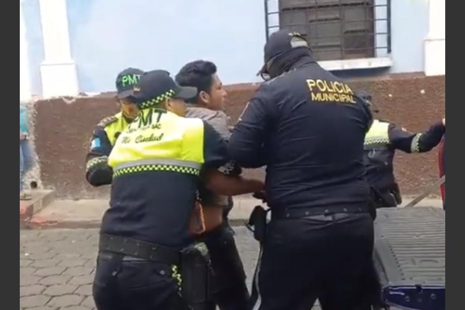 El percance se produjo entre agentes municipales y un vendedor de bananos en Ciudad Vieja. (Foto: Captura de video)
