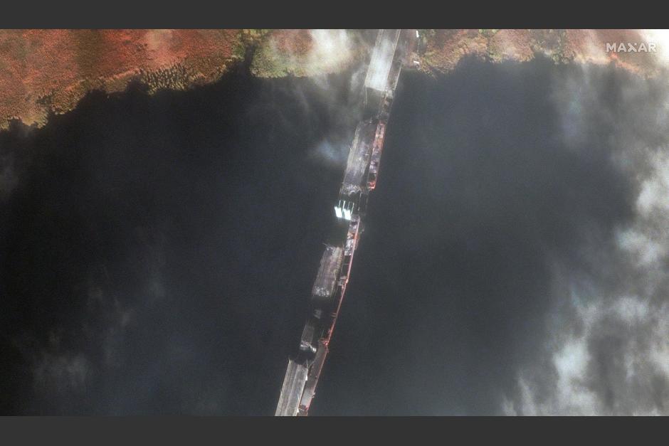 Vista aérea del puente antovisky&nbsp; destruido tras la explosión. (Foto: MaxarTech)