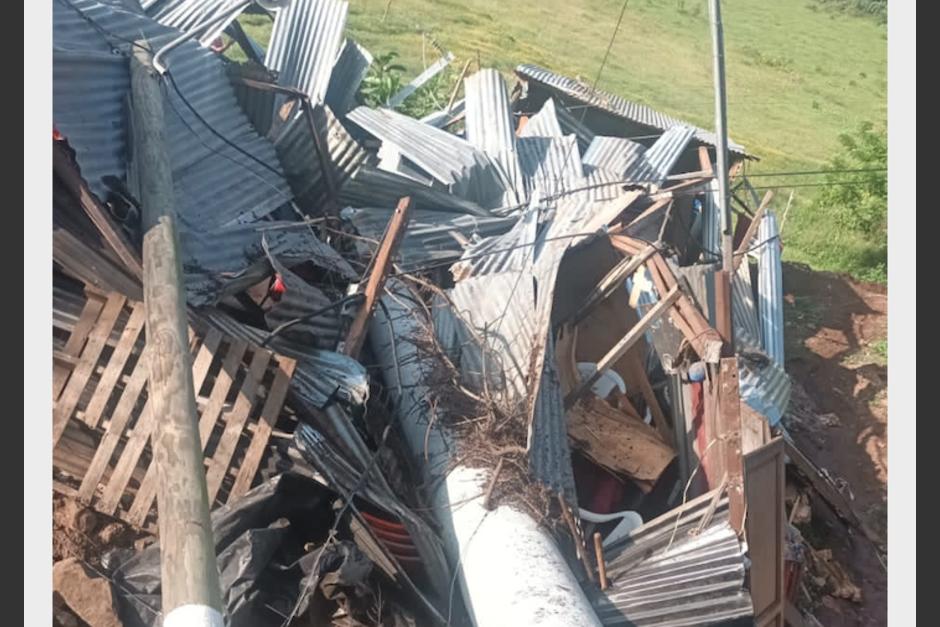 Una vivienda se desplomó por completo a causa del sismo del viernes. (Foto: Conred)