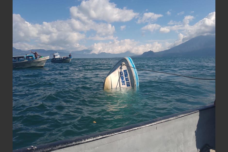 Así fue el rescate de una embarcación que naufragó en el lago de Atitlán, la tarde de este domingo 13 de noviembre. (Foto: Ejército de Guatemala)