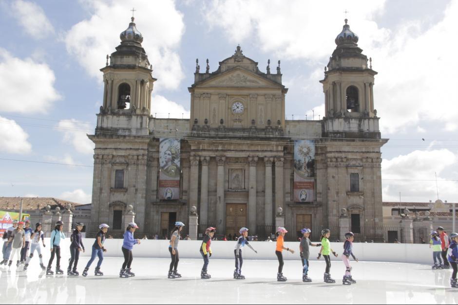 Este año, los guatemaltecos podrán disfrutar de dos pistas de hielo para conmemorar la Navidad. (Foto: Fredy Hernández/Soy502)