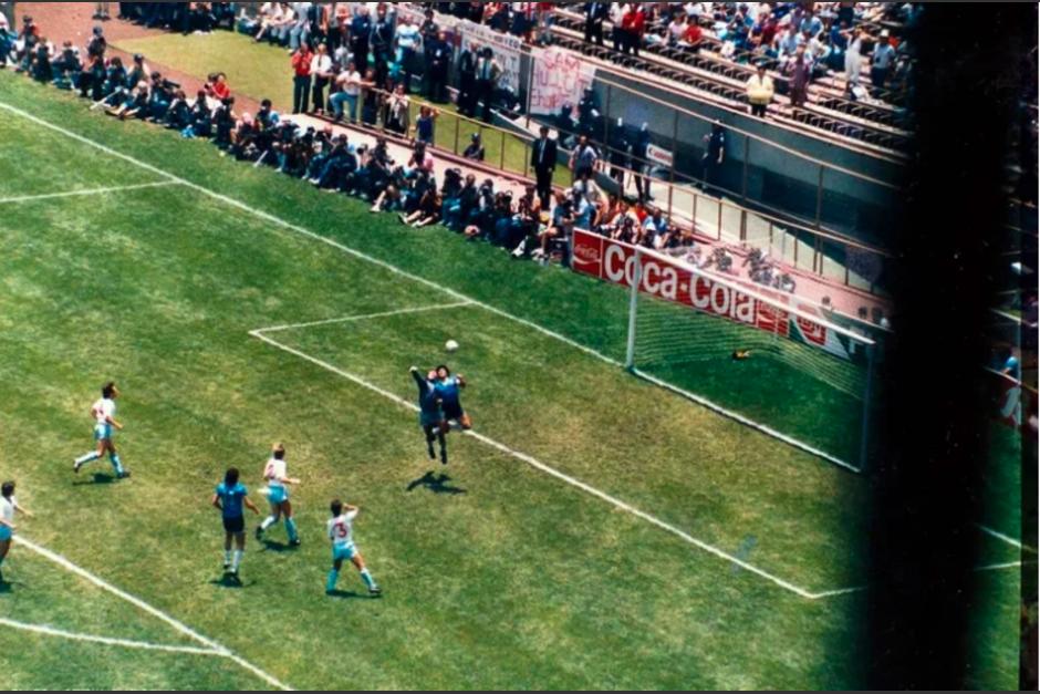 El fotógrafo irlandés captó el momento previo a la famosa Mano de Dios de Maradona ante Inglaterra. (Foto: Infobae)