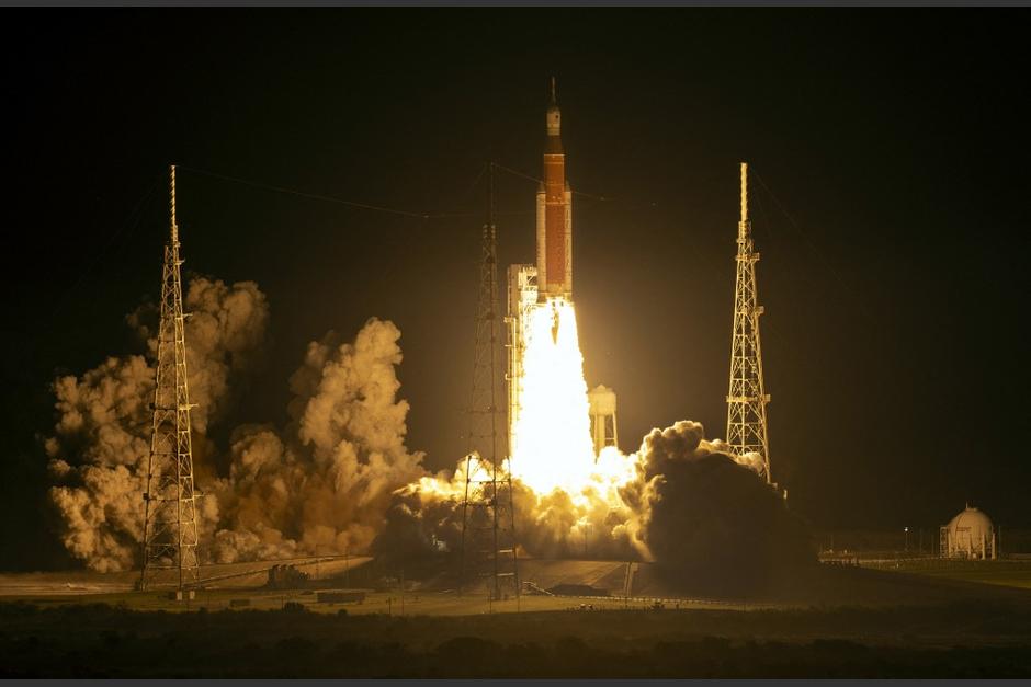 El Sistema de Lanzamiento Espacial de 32 pisos de altura despegó del Centro Espacial Kennedy, en el estado de Florida. (Foto: AFP)&nbsp;