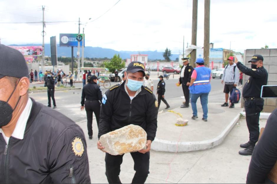 Agentes de la PNC se enfrentaron con transportistas que bloqueaban el paso en Salcajá, Quetzaltenango. (Foto: PNC)