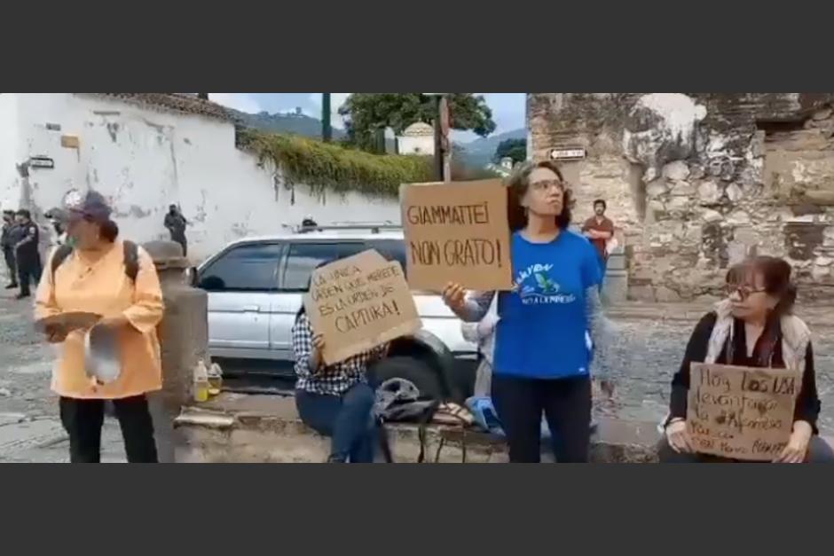 Una manifestación se realiza en la Antigua Guatemala en contra del presidente Alejandro Giammattei. (Foto: captura de video/@SacStarNews)