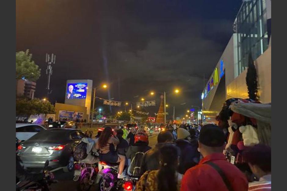 Abarrotadas las calles en el Obelisco por inauguración del Árbol Gallo. (Foto: Fredy Hernández/Soy502)