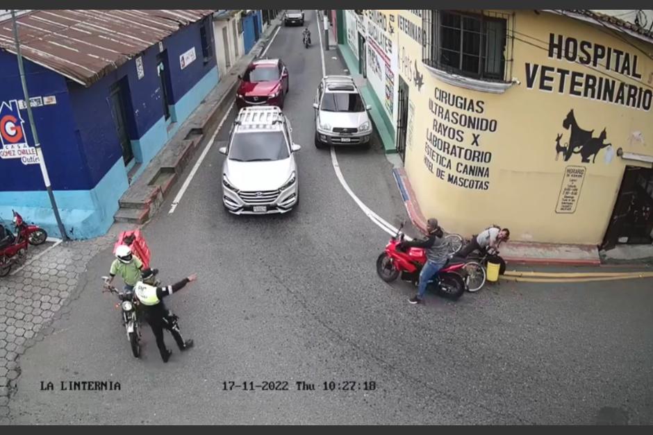 El ladrón atropella a un ciclista y luego se da a la fuga sin respetar a los agentes de tránsito. (Captura Video)