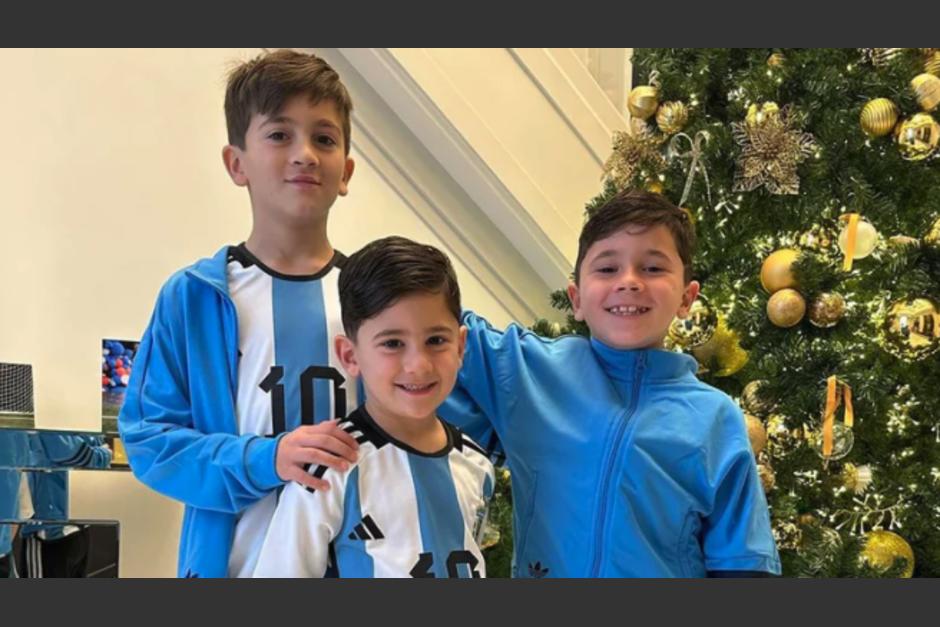 Thiago, Mateo y Ciro se despiden de su hogar antes de emprender el viaje hacia Qatar. (Foto: Antonela Roccuzzo)