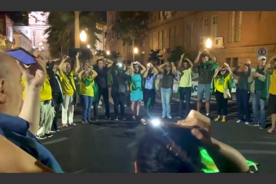 Brasileños piden ayuda a extraterrestres tras la derrota en la urnas de Jair Bolsonaro. (Foto: Captura de pantalla)
