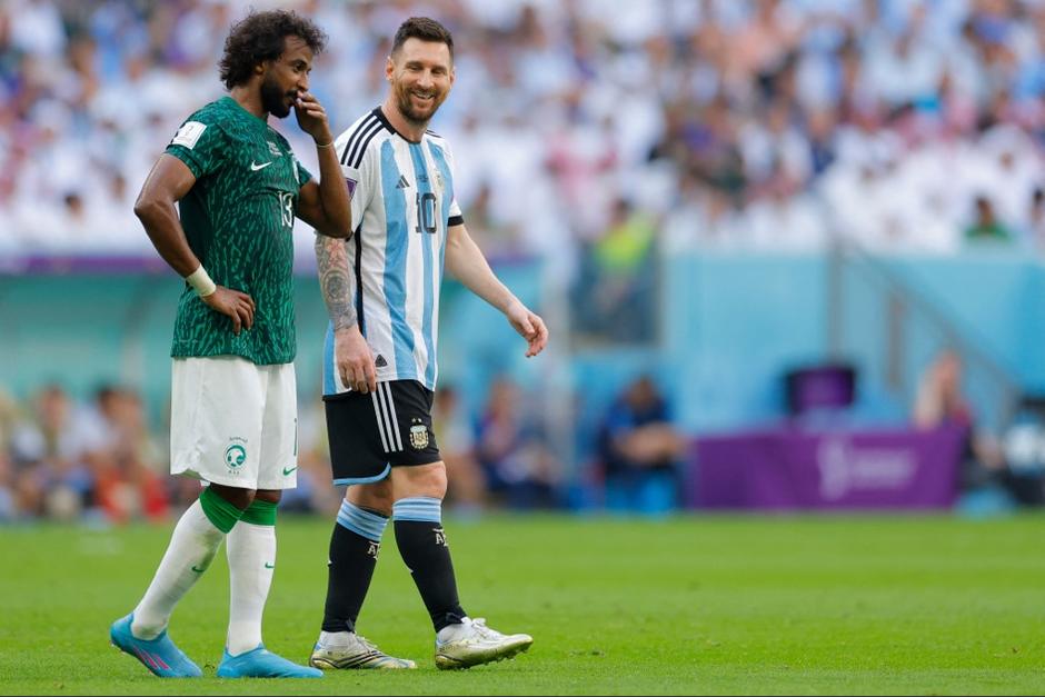 En un momento del partido, un jugador de Arabia Saudita reclamó a Messi. (Foto: AFP)&nbsp;