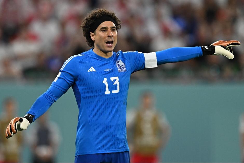 Guillermo Ochoa se convirtió en el héroe de México en el momento más importante. (Foto: AFP)