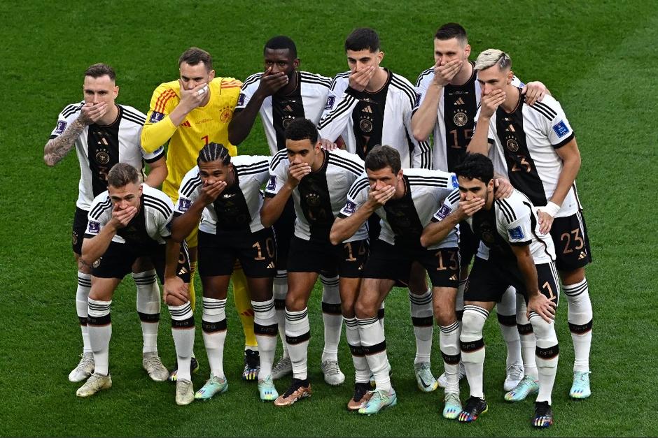 La Selección de Alemania protestó con gestos y hasta con los botines. (Foto: AFP)