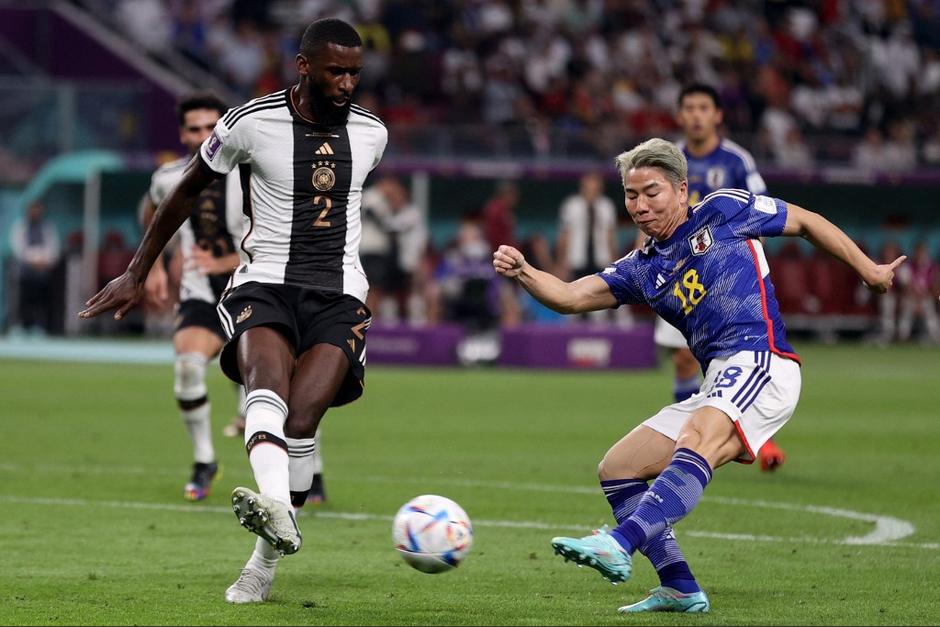 El defensa alemán hizo un gesto al momento de pelear un balón con un jugador japonés. (Foto: AFP)&nbsp;