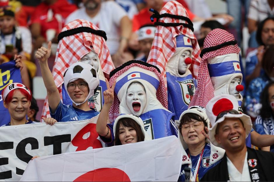 Los aficionados japoneses disfrutaron de la victoria de su selección ante Alemania. (Foto: AFP)