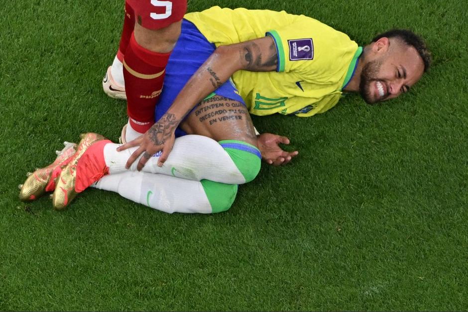 Neymar tuvo que abandonar el terreno de juego tras una fuerte lesión que sufrió en la segunda mitad del partido. (Foto: AFP)
