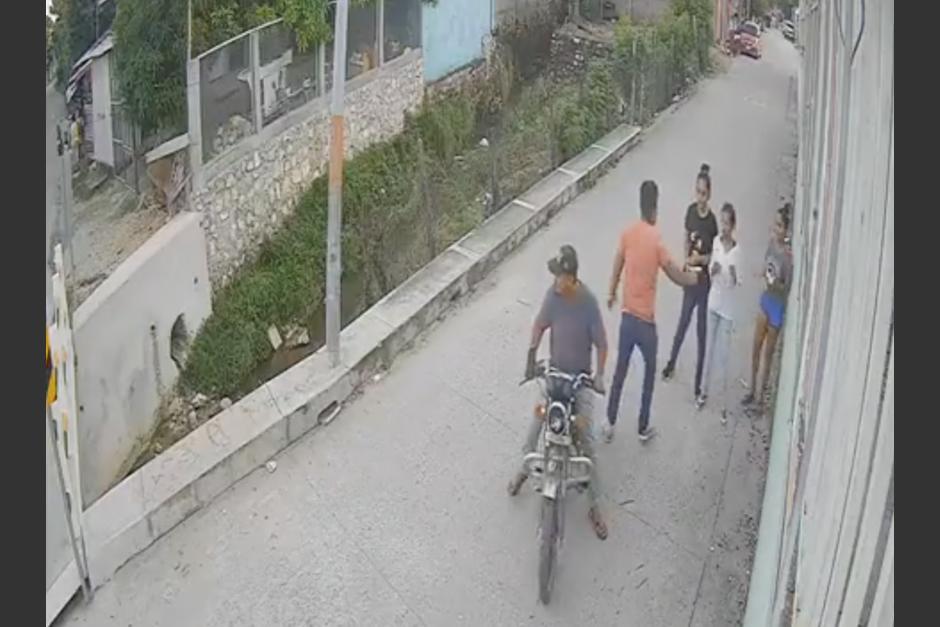 Dos hombres que se conducían en una motocicleta cometieron un asalto en medio de una calle en Santa Elena, Petén. (Foto: captura de video)