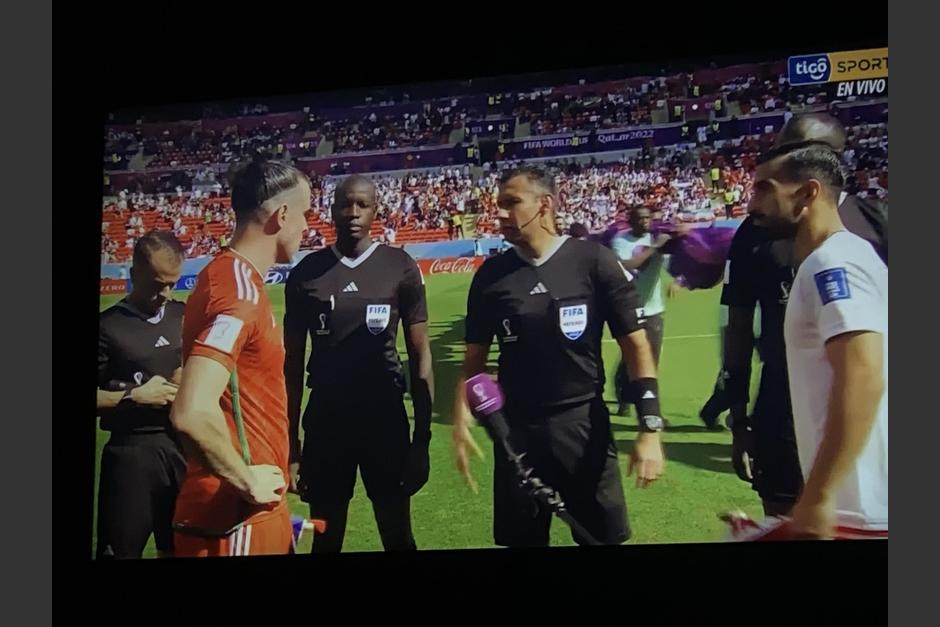 Mario Escobar Toca dirige el juego entre Gales contra Irán. (Foto: FIFA)