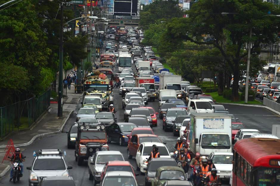 Las autoridades de tránsito piden a los conductores tener paciencia y evitar zonas de aglomeración. (Foto: Soy502)