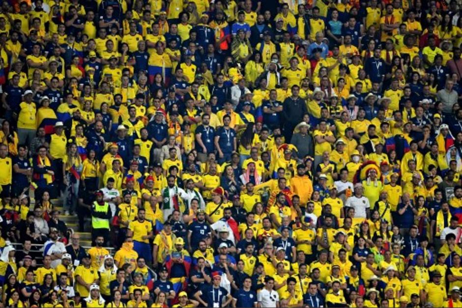 Entre los hinchas ecuatorianos, uno de ellos destacó por su peculiar mensaje en un letrero. (Foto: AFP)