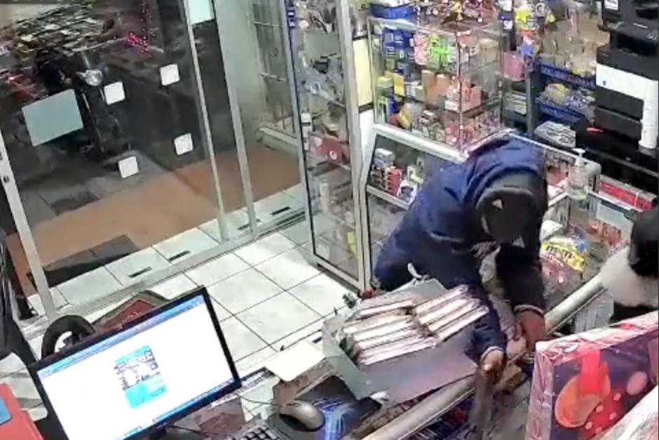 Un video muestra el momento en que dos asaltantes ingresan a robar a una librería. (Foto: captura de video)