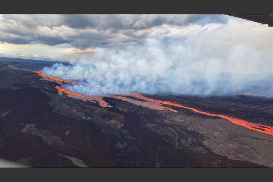 El volcán activo más grande del mundo entró en erupción por primera vez en 40 años este lunes, escupiendo lava y cenizas en un espectacular uso de furia en&nbsp;Hawái. (Foto:&nbsp;@USGSVolcanoes)