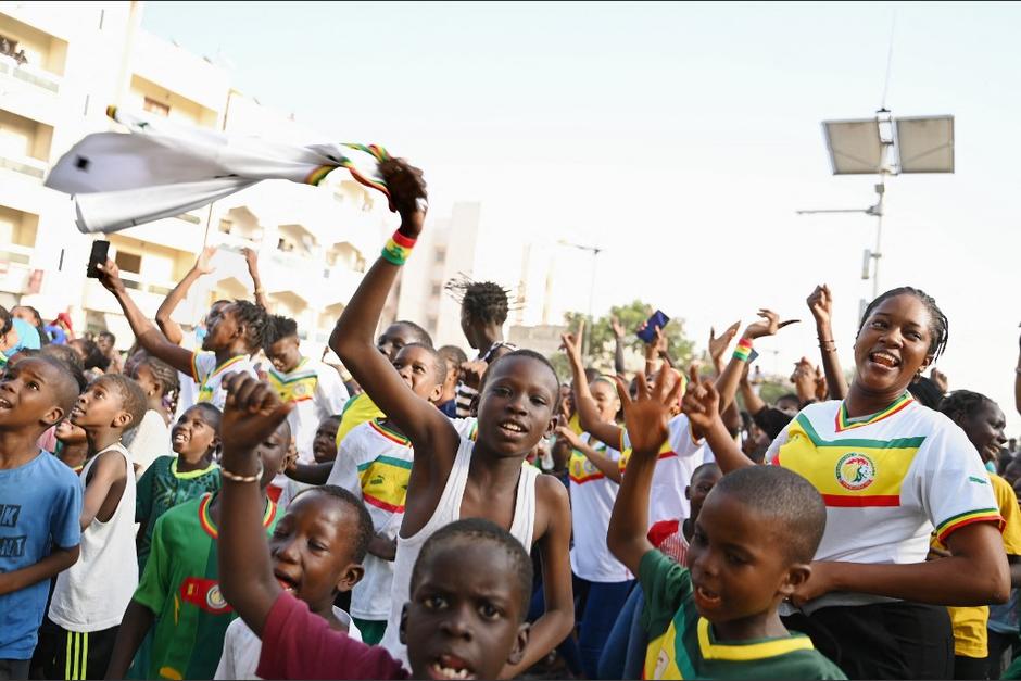 Fiesta en las calles de la capital de Senegal por su pase a octavos de final. (Foto: AFP)