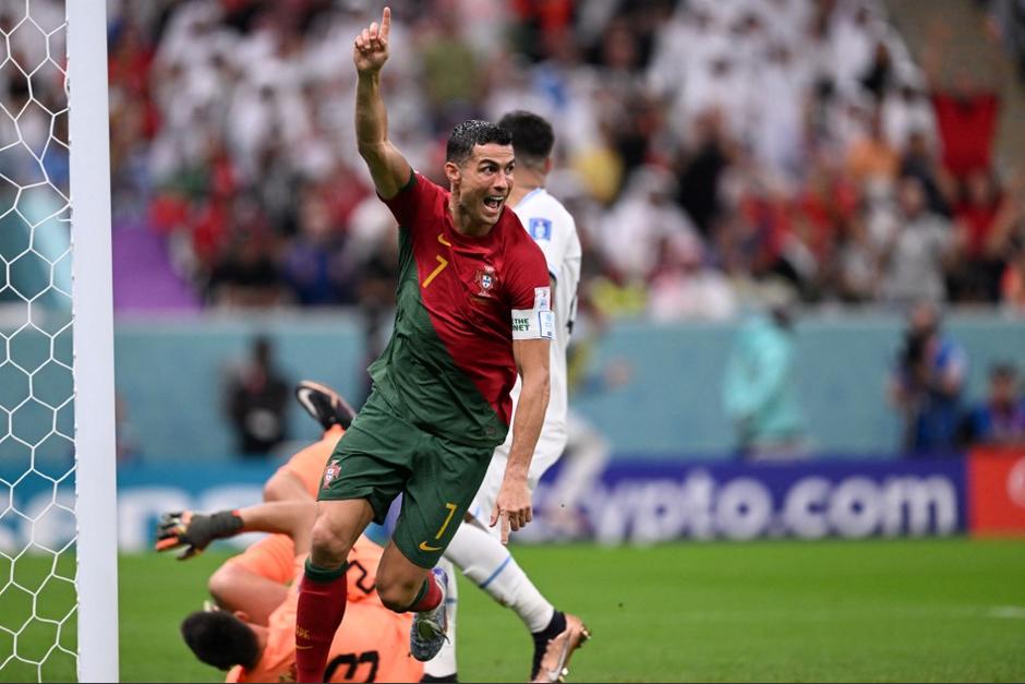 Cristiano Ronaldo celebró con euforia el gol que se le concedió a Bruno Fernandes. (Foto: AFP)