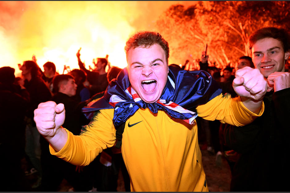 Los aficionados festejaron sin importarles la hora en la que ocurrió la hazaña. (Foto: AFP)