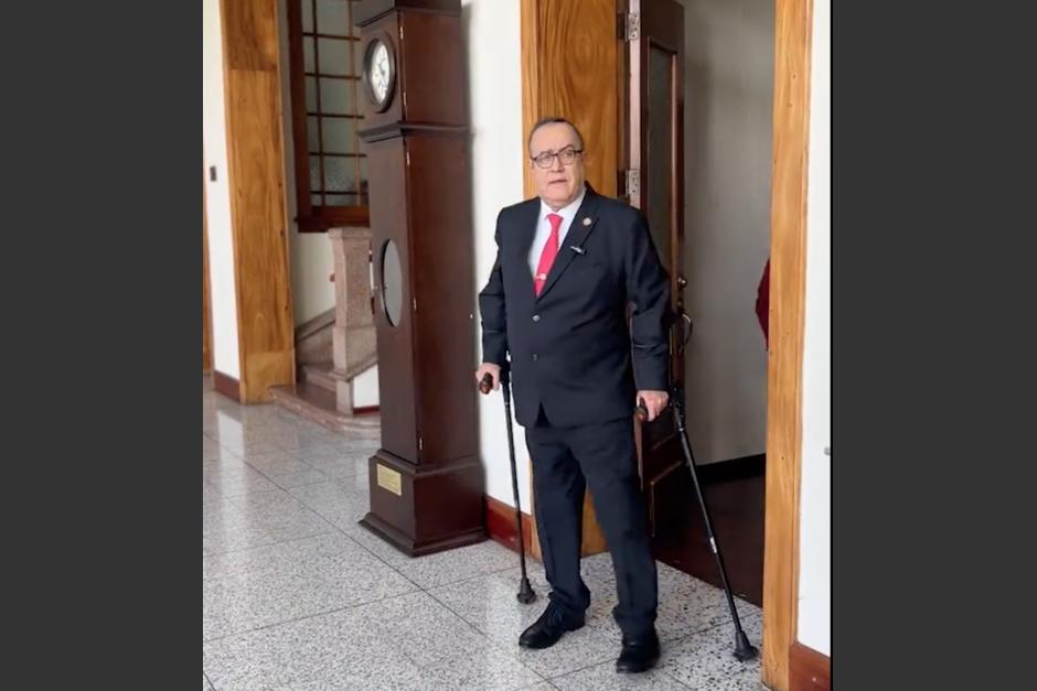 El presidente Alejandro Giammattei reapareció en un video, tras conocerse que días atrás estuvo hospitalizado de emergencia. (Foto: captura de video)