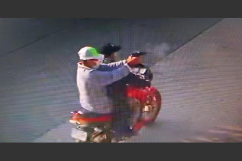 Captan a dos personas en motocicleta cometieron un ataque en contra de una tienda en la zona 11 de Mixco. (Foto: captura de video)