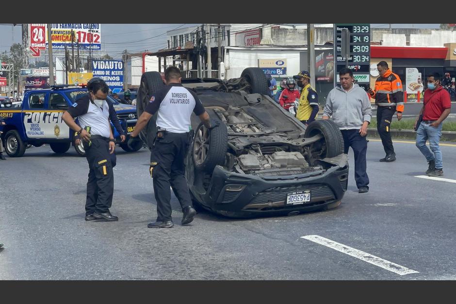 Un accidente de tránsito dejó un vehículo volcado y una conductora herida en la ruta a El Salvador. (Foto: Bomberos Voluntarios)