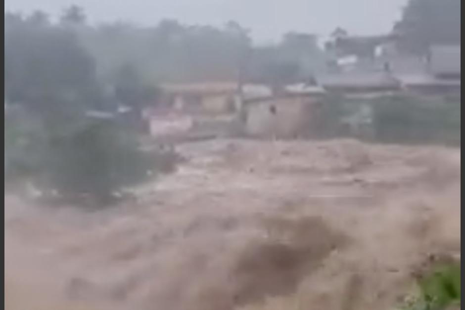 Captan la repentina crecida de un río en Mazatenango, los vehículos quedaron atrapados en la carretera. (Foto: captura de video)