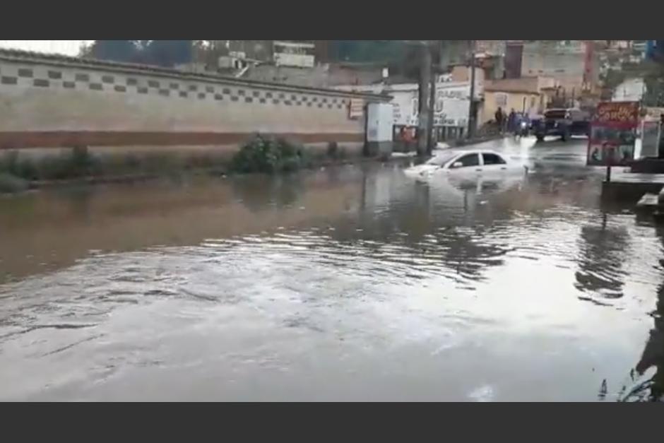 Inundaciones en Quetzaltenango dejan vehículos atrapados, complicaciones de tránsito y un paredón derribado. (Foto: captura de video)