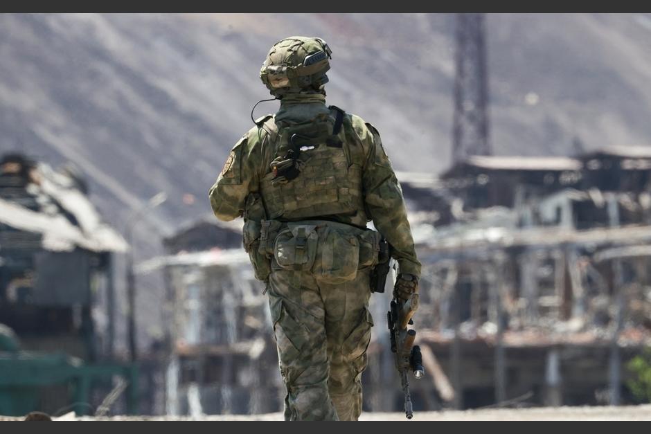 Los soldados rusos se rindieron y entregaron a las tropas de Ucrania. (Foto: AFP)