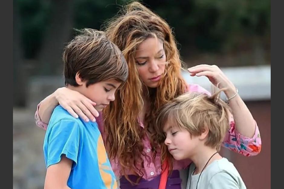 Fanáticos cerca de Shakira le gritan mientras su hijo Sasha le toma una foto. (Foto: Instagram)