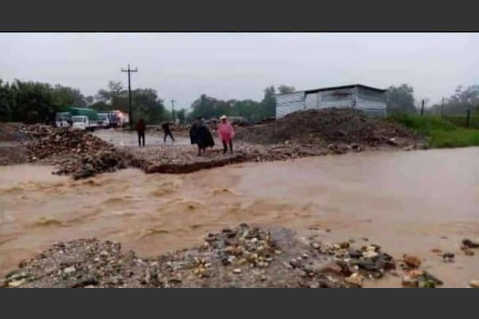Un puente se cayó por el desbordamiento de un río en Morales, Izabal. (Foto: Conred)
