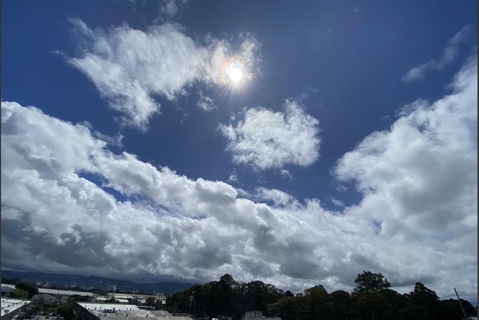 En algunos sectores las nubes se han abierto para que las personas disfruten de algunos minutos de sol. (Foto: Fredy Hernández/Soy502)