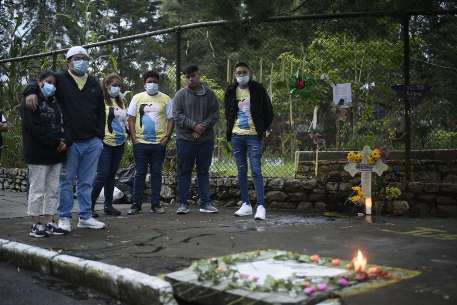 El cuerpo de Luz María fue encontrado en un tragante de la zona 2, la familia regresó al lugar a dejar flores y velas luego de la sentencia condenatoria contra su esposo, Jorge Zea. (Foto: Wilder López/Soy502)