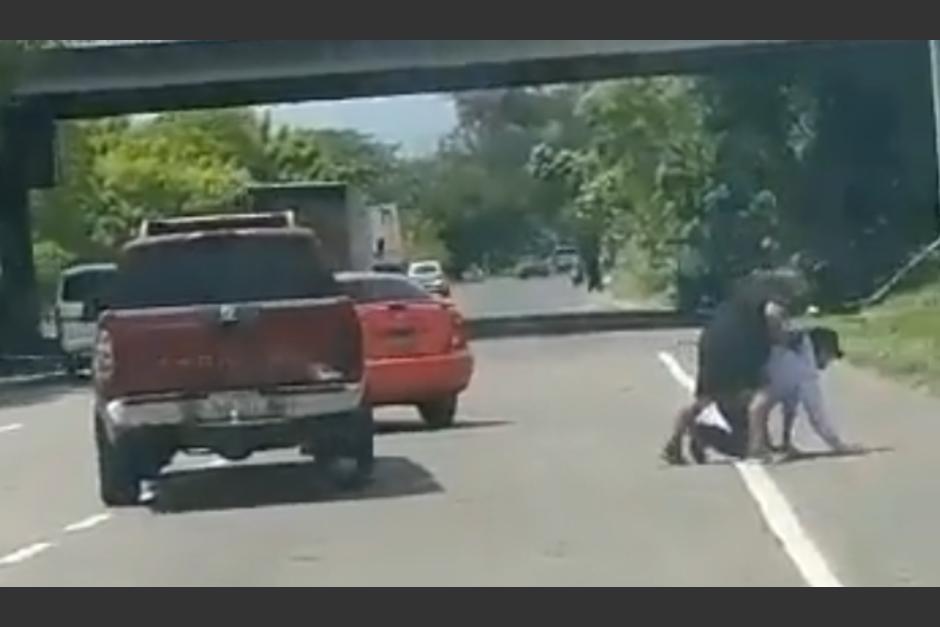 Graban un incidente en una carretera de El Salvador, en un inicio se creía que era una pelea entre conductores, pero las autoridades desmintieron esa versión. (Foto: captura de video)