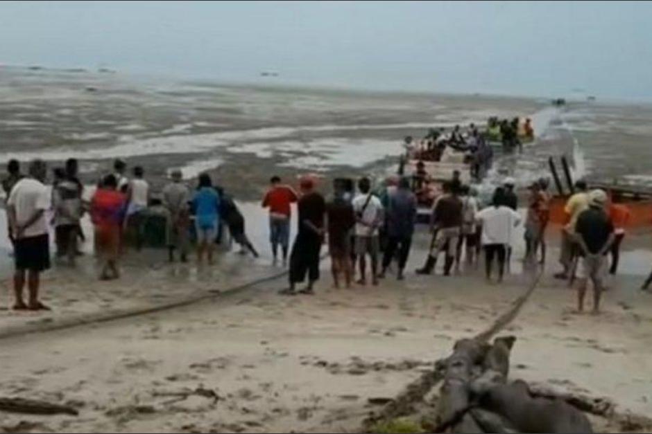 Decenas de personas observan con asombro y preocupación cómo Sampur Beach quedó completamente vacío. (Foto: Borneo 24)