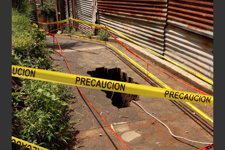 Un agujero de grandes proporciones causó alarma entre los vecinos de Santiago Sacatepéquez. (Foto: Muni Santiago Sacatepéquez)