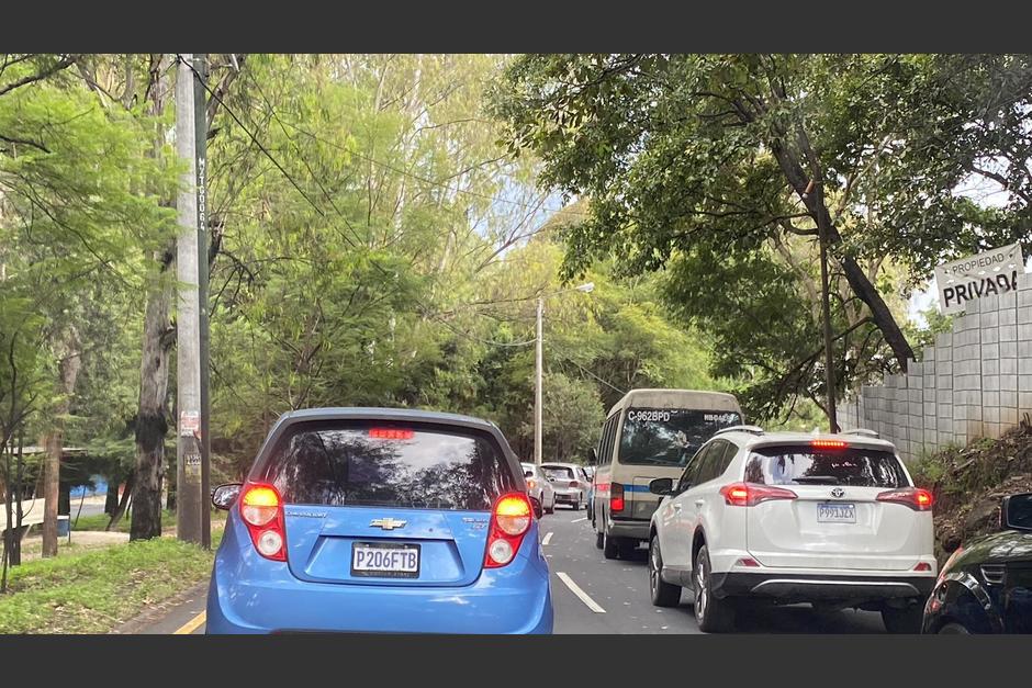 Automovilistas reportan tránsito lento y paralizado sobre el Bulevard San Cristóbal. (Foto: Fredy Hernández/Soy502)&nbsp;