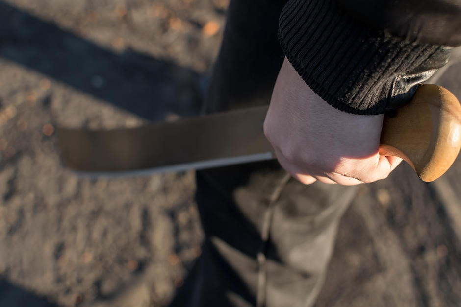 Un hombre de 54 años fue detenido tras agredir a su hija de 12 años con un machete. (Foto: Shutterstock)