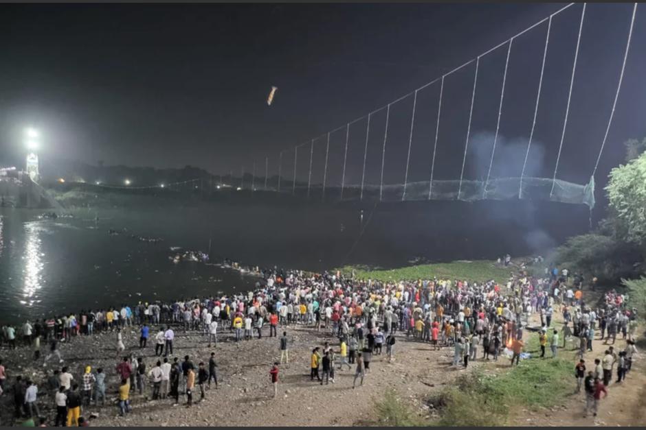 Un puente colgante en India se derrumbó, dejando decenas de muertos. (Foto: Infobae)