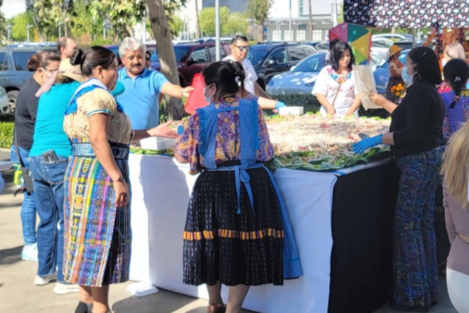 Los guatemaltecos compartieron un delicioso fiambre Los Ángeles. (Foto: Teofilo Barrientos)