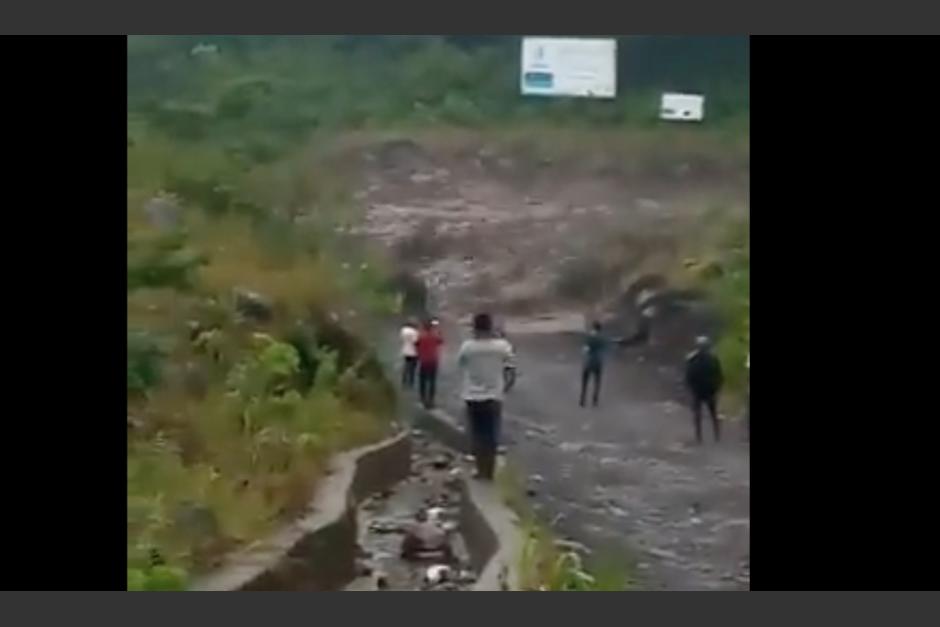 Vecinos de las aldeas El Rodeo y Guadalupe en Escuintla reportaron el crecimiento del Río el Jute por las fuertes lluvias. (Foto: captura de pantalla)&nbsp;