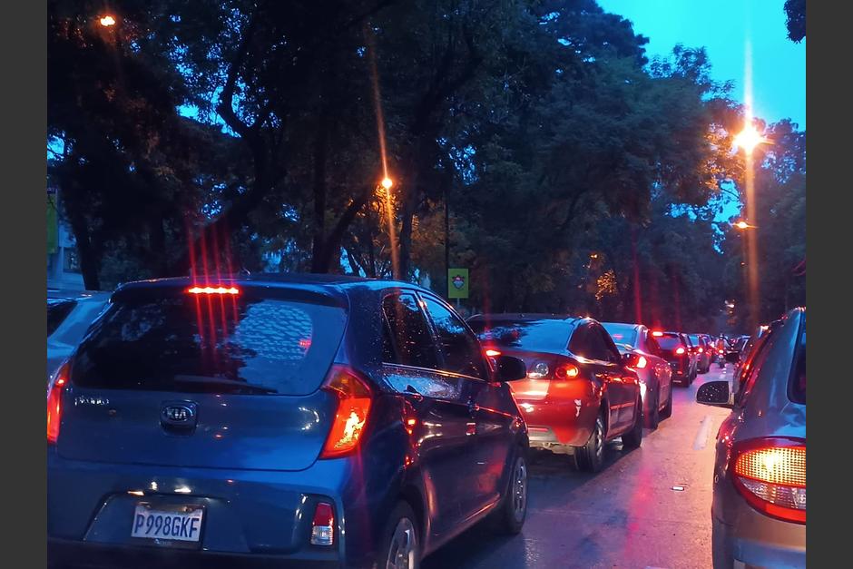 Reportan tránsito paralizado en la Ciudad de Guatemala durante la tarde y noche de este viernes 2 de septiembre. (Foto: Gustavo Méndez /Soy502)&nbsp;