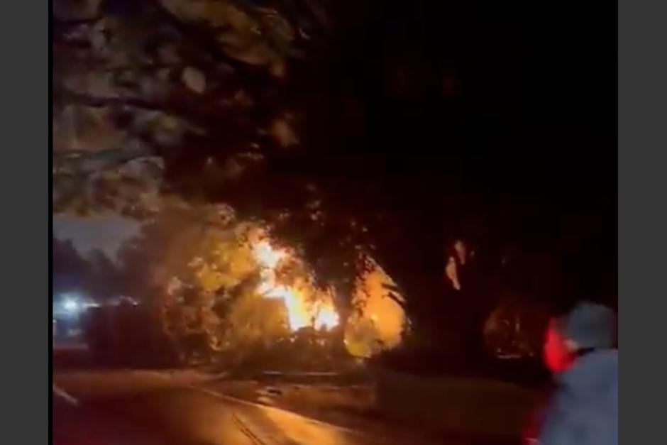Un aparatoso accidente de tránsito se produjo en la ruta Interamericana, en donde un tráiler volcó y prendió en llamas. (Foto: captura de video)