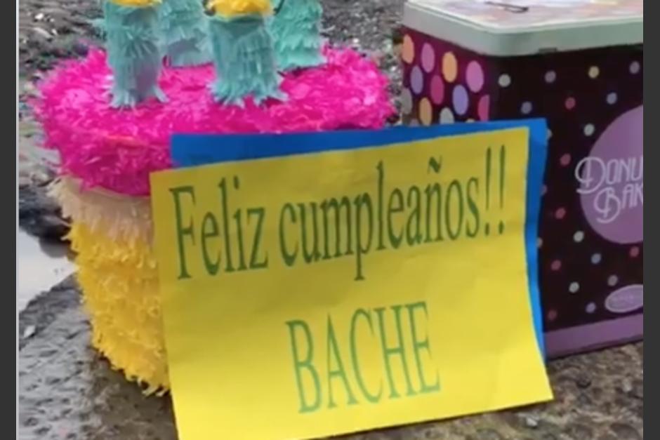 Un grupo de jóvenes celebró el "cumpleaños" de un bache en Boca del Monte. (Foto: captura video)