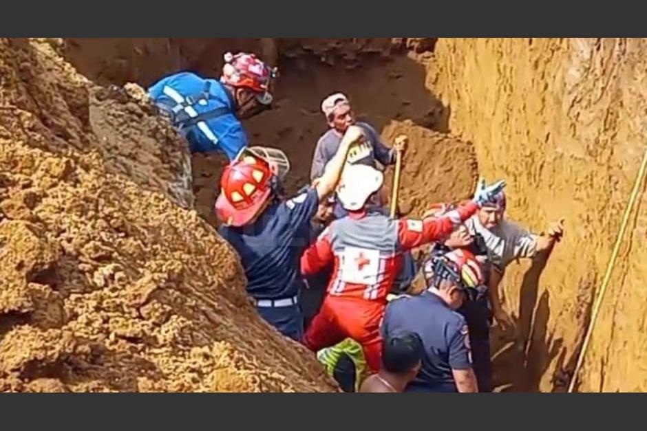 Tres personas quedaron soterradas mientras se encontraban trabajando en la instalación de drenajes. (Foto: Cruz Roja Guatemalteca)